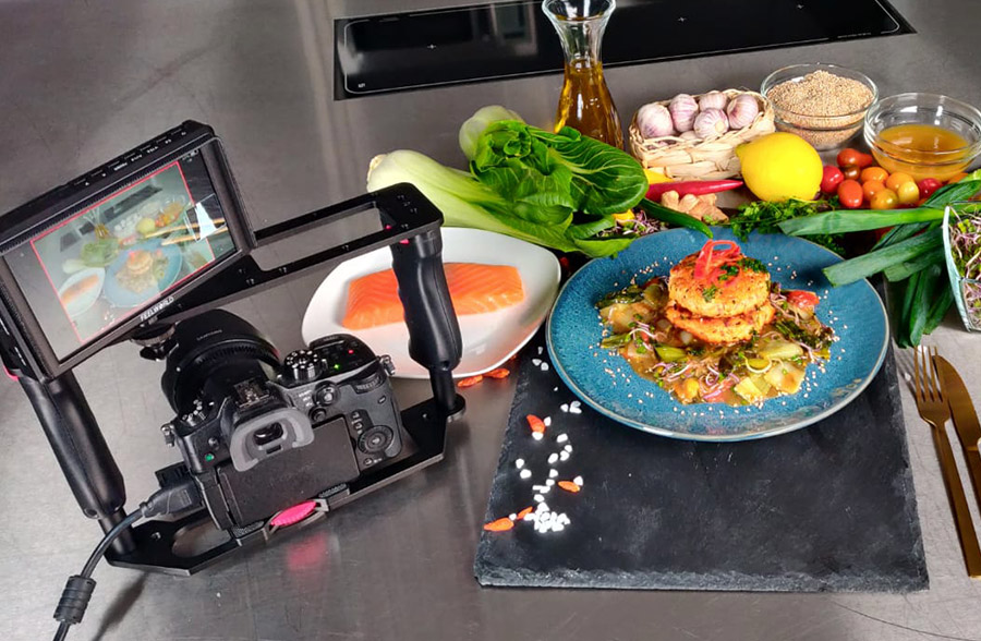 Imagefoto von zubereitetem Essen, Beilagen und einer Videokamera nach einem Videodreh beim Kunden