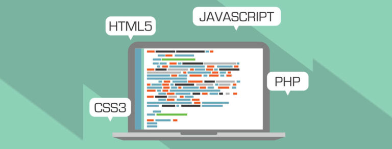 Ein Laptop zeigt eine Codeanzeige in verschiedenen Programmiersprachen: HTML5, CSS3, JavaScript und PHP.