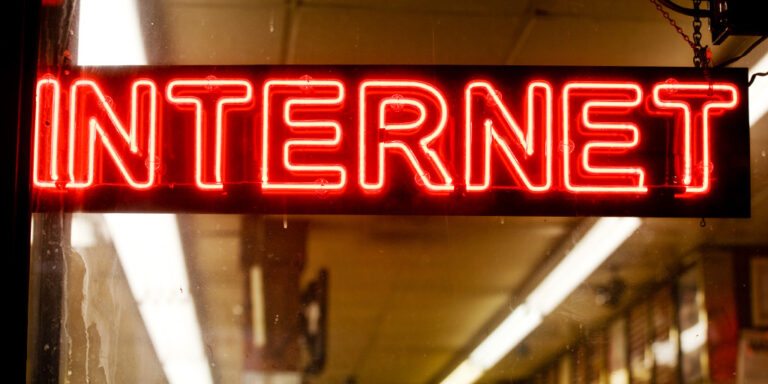 Neonzeichen mit dem Wort "INTERNET" in leuchtendem Rot, das in einem Laden ausgestellt ist.